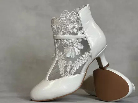 Chantana Off White nilkkuri pitsisivulla - Remmilliset korkokengät - 64101215 - 1