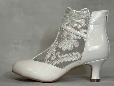 Chantana Off White nilkkuri pitsisivulla - Remmilliset korkokengät - 64101215 - 2