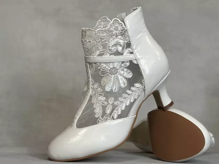 Chantana Off White nilkkuri pitsisivulla - Remmilliset korkokengät - 64101215 - 1