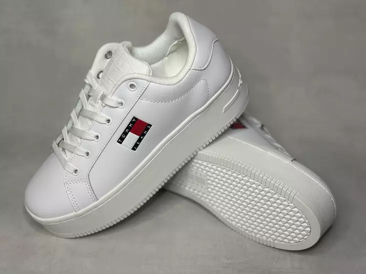 Tommy Jeans DP Flatform ESS - Naisten matalavartiset tennarit - EN02518D - 1