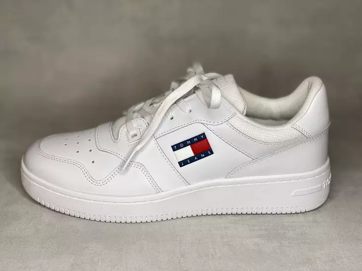 Tommy Jeans TJM Retro Basket - Miesten matalavartiset tennarit - EM01395W - 1